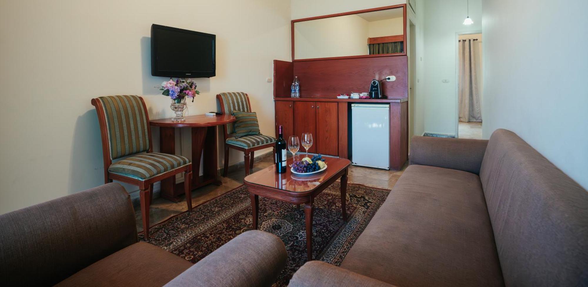 Holiday Suites Hotel & Beach Resort Jounieh Bagian luar foto