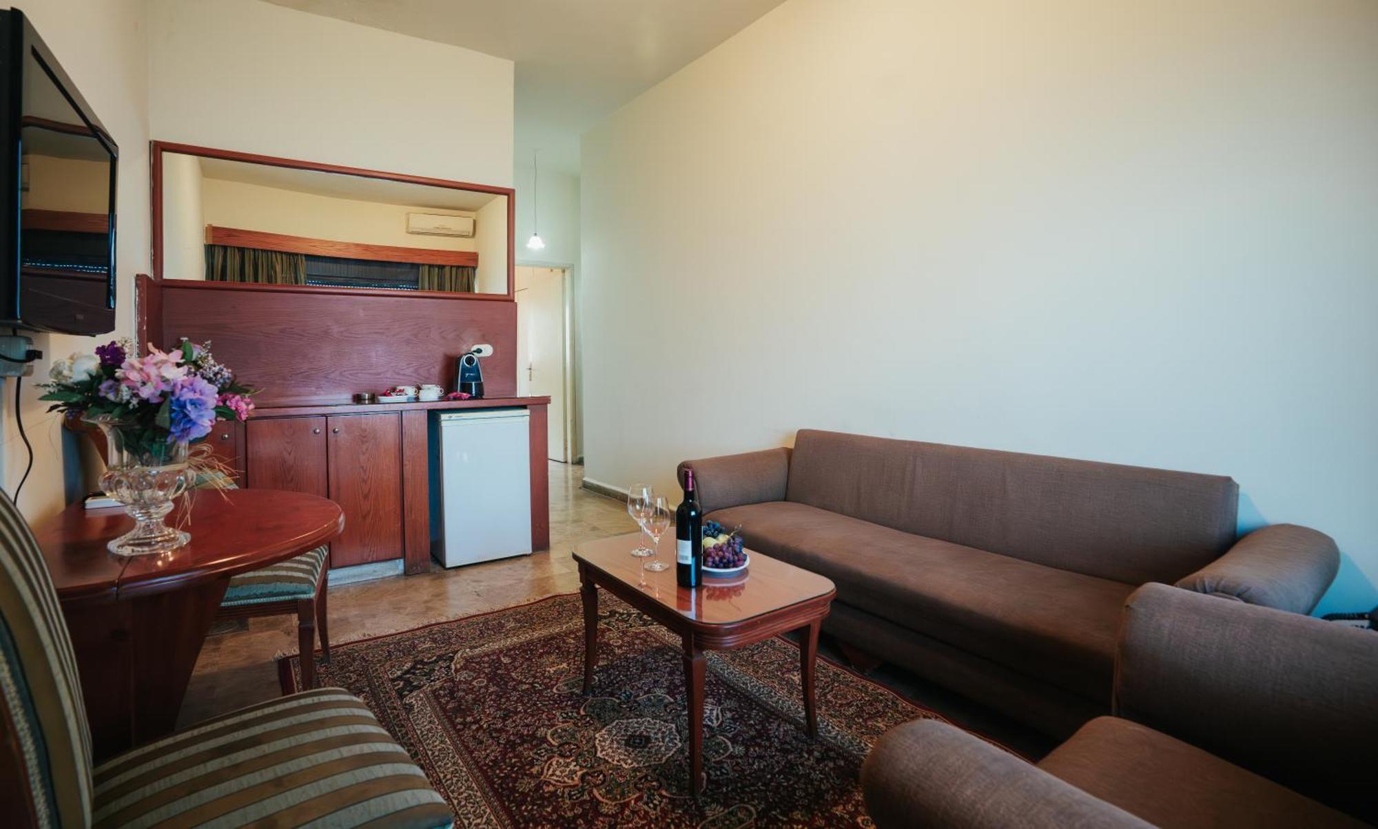 Holiday Suites Hotel & Beach Resort Jounieh Bagian luar foto