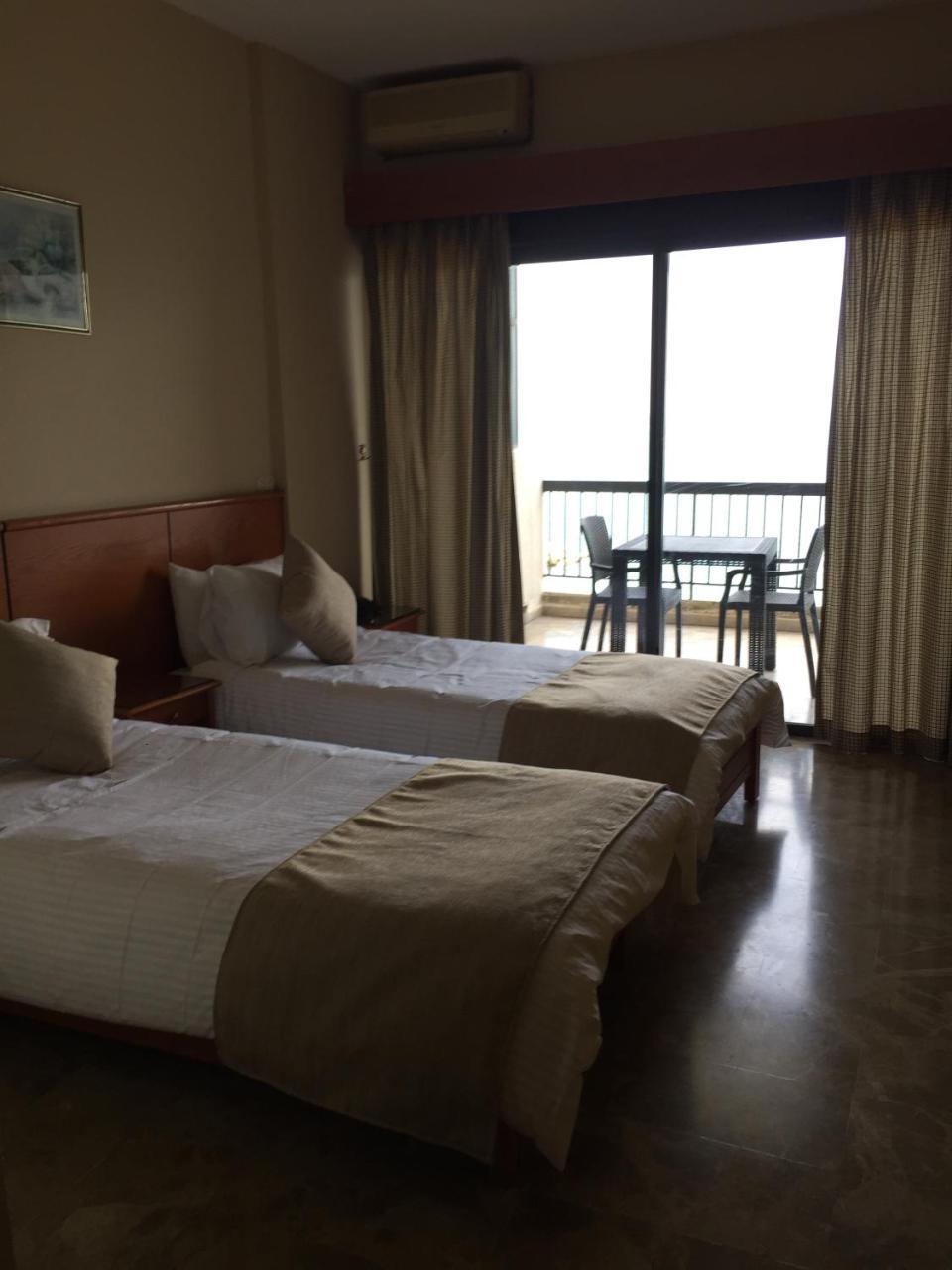 Holiday Suites Hotel & Beach Resort Jounieh Bagian luar foto