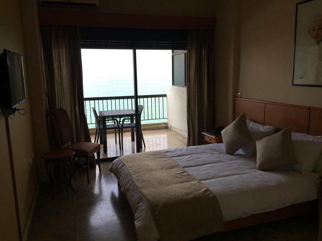 Holiday Suites Hotel & Beach Resort Jounieh Bagian luar foto