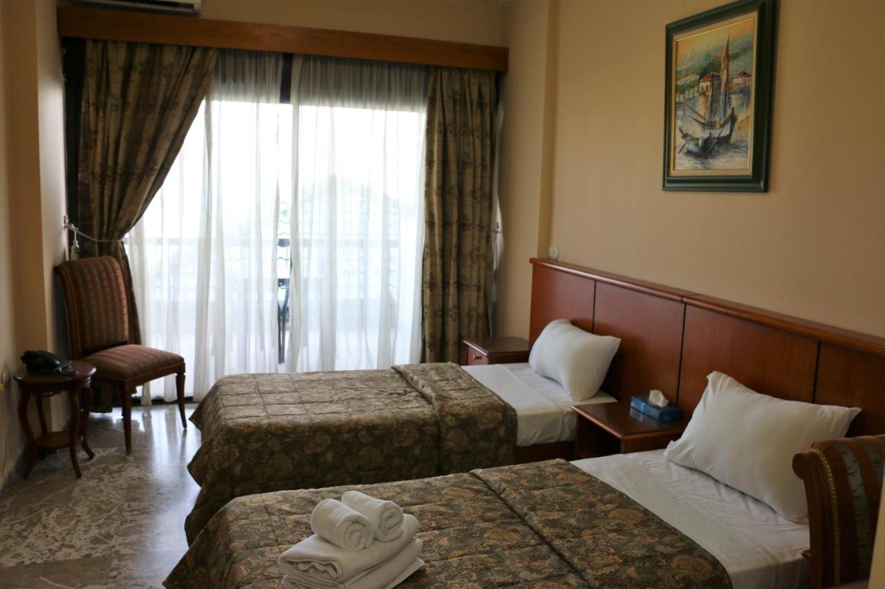 Holiday Suites Hotel & Beach Resort Jounieh Bagian luar foto