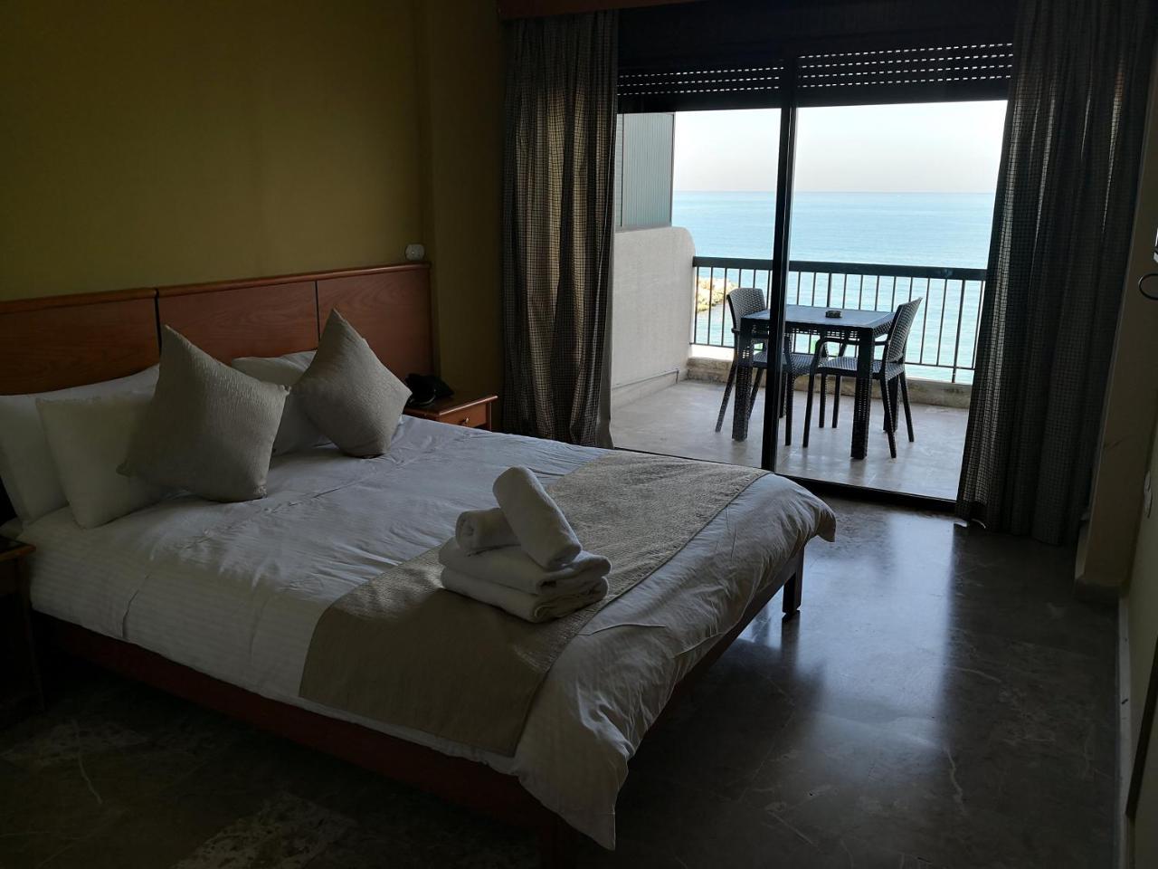 Holiday Suites Hotel & Beach Resort Jounieh Bagian luar foto