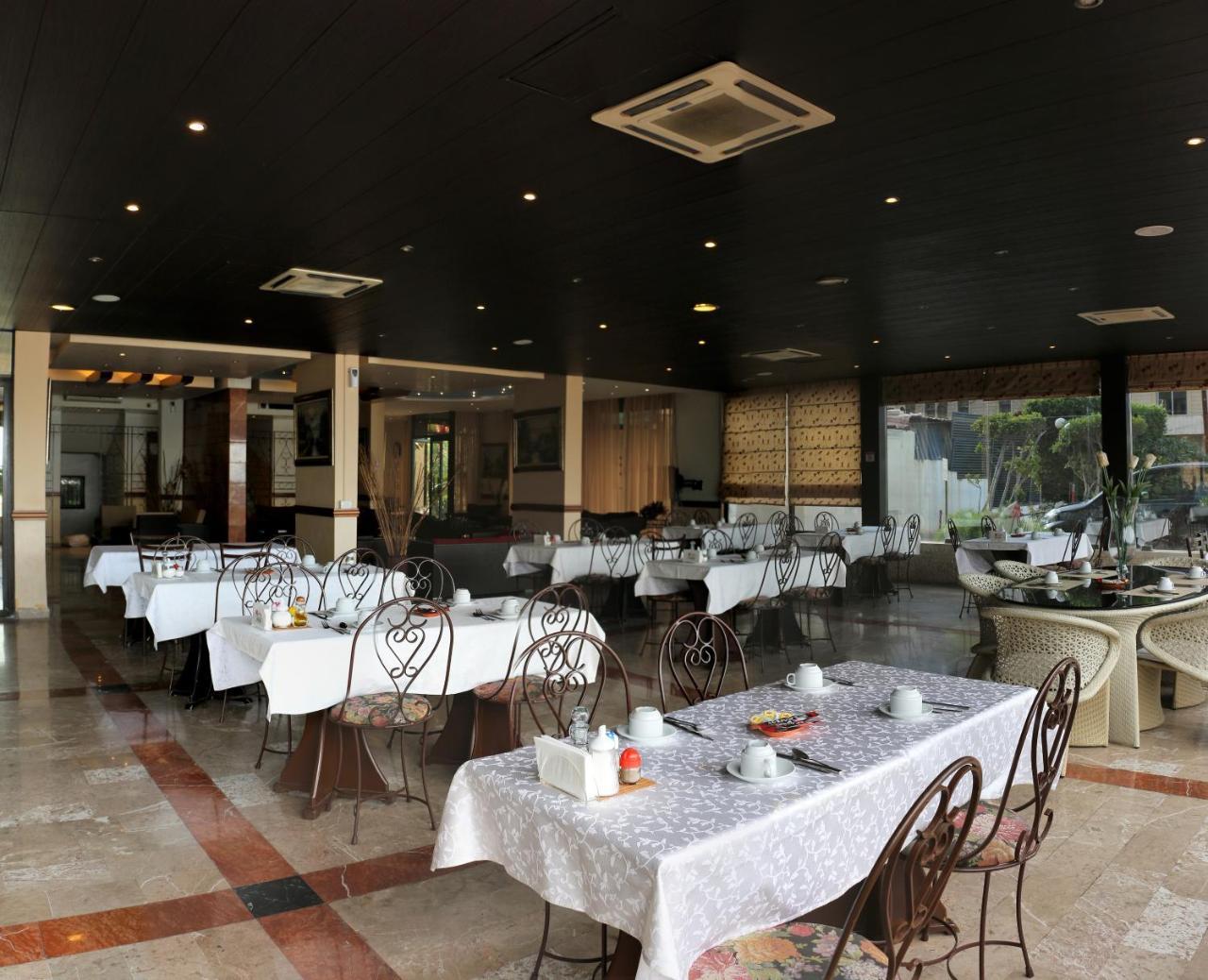 Holiday Suites Hotel & Beach Resort Jounieh Bagian luar foto
