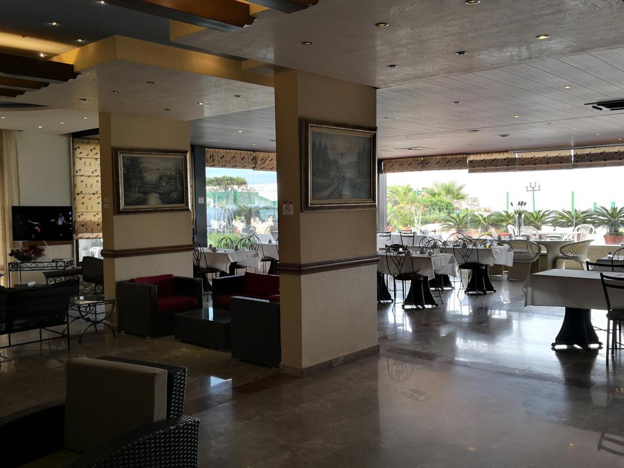 Holiday Suites Hotel & Beach Resort Jounieh Bagian luar foto