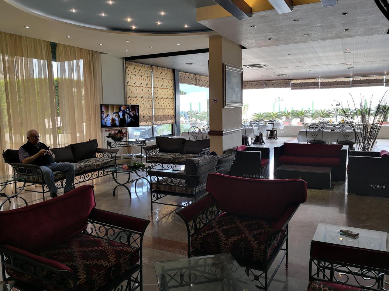Holiday Suites Hotel & Beach Resort Jounieh Bagian luar foto